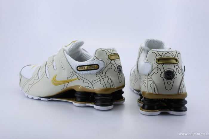 Or Blanc Et Baskets Nike Shox